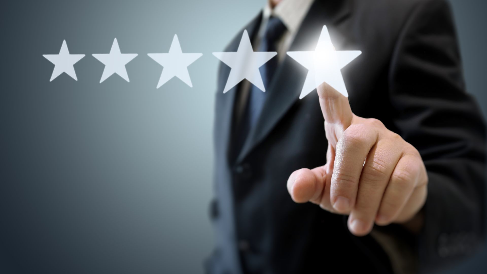 Descubra como as avaliações no Google moldam decisões de consumo e impactam a reputação das empresas no mundo digital.