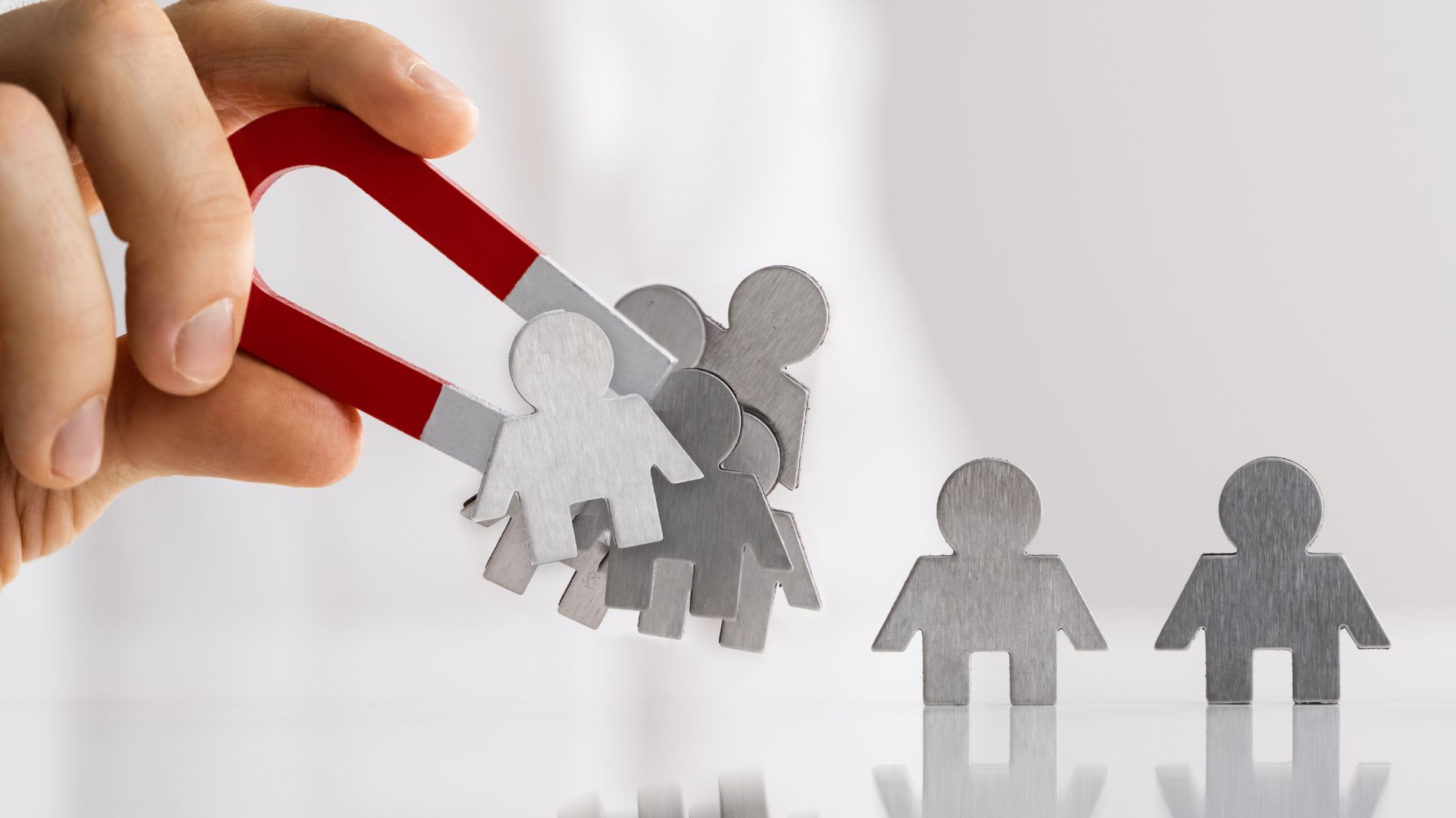 Descubra como a prova social pode transformar suas vendas e a percepção do público através de avaliações positivas e estratégias eficazes.